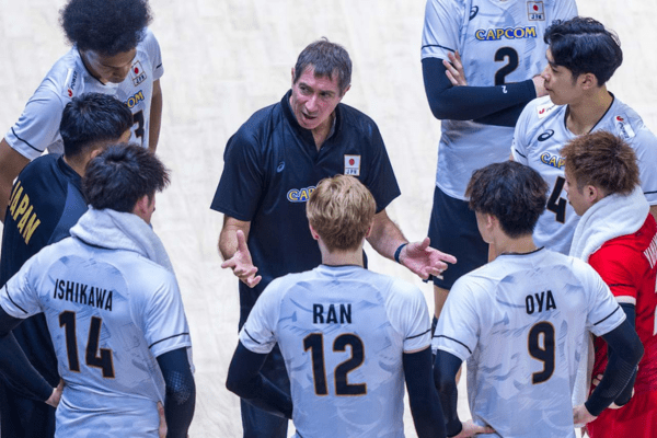Photo de Laurent Tillie et ses joueurs face au Canada. (Volleyballworld)