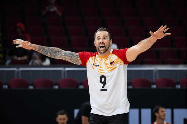 Photo de Georg Grozer célébrant un point contre le Chili. (Volleyballworld)