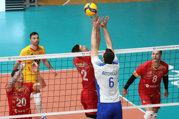 Gjorgi Gjorgiev réalisant une passe lors de la Golden League avec la Macédoine face à Israël. (CEV)