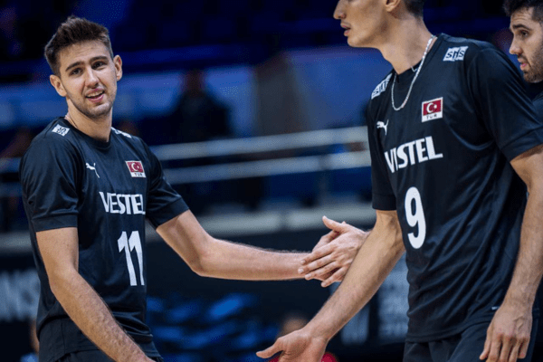 Photo d'Efe Mandiraci contre le Canada (Volleyballworld)