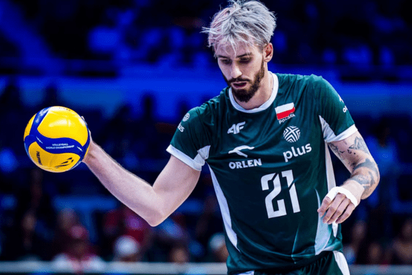 Photo de Tomasz Fornal sur le point de servir contre les Pays-Bas. (Volleyballworld)