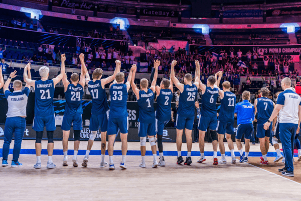 Photo des Finlandais célébrant la victoire devant leurs supporters. (Volleyballworld)
