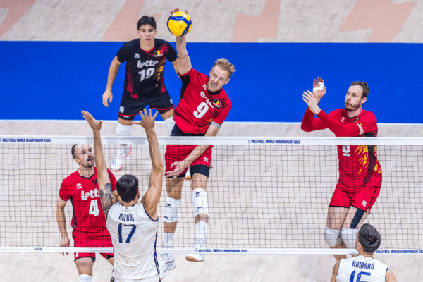 Photo de Wout D'Heer à l’attaque. (Volleyballworld)