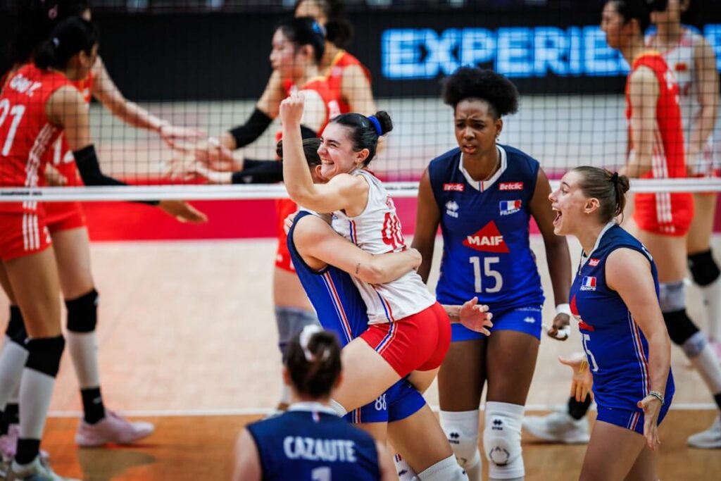 photo de l'équipe de France qui Célèbre un point face à la Chine.