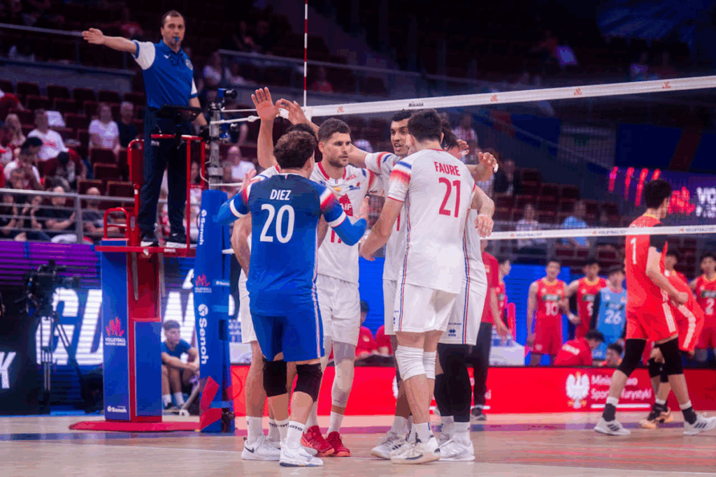 Photo de l’équipe de France face à la Chine lors de la Ligue des Nations. (Volleyballworld)