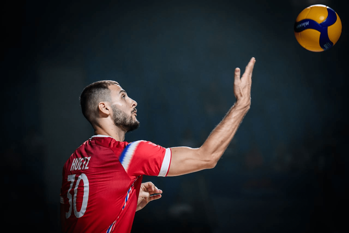 François Huetz s’élance au service lors de la Ligue des Nations. (Volleyballworld)