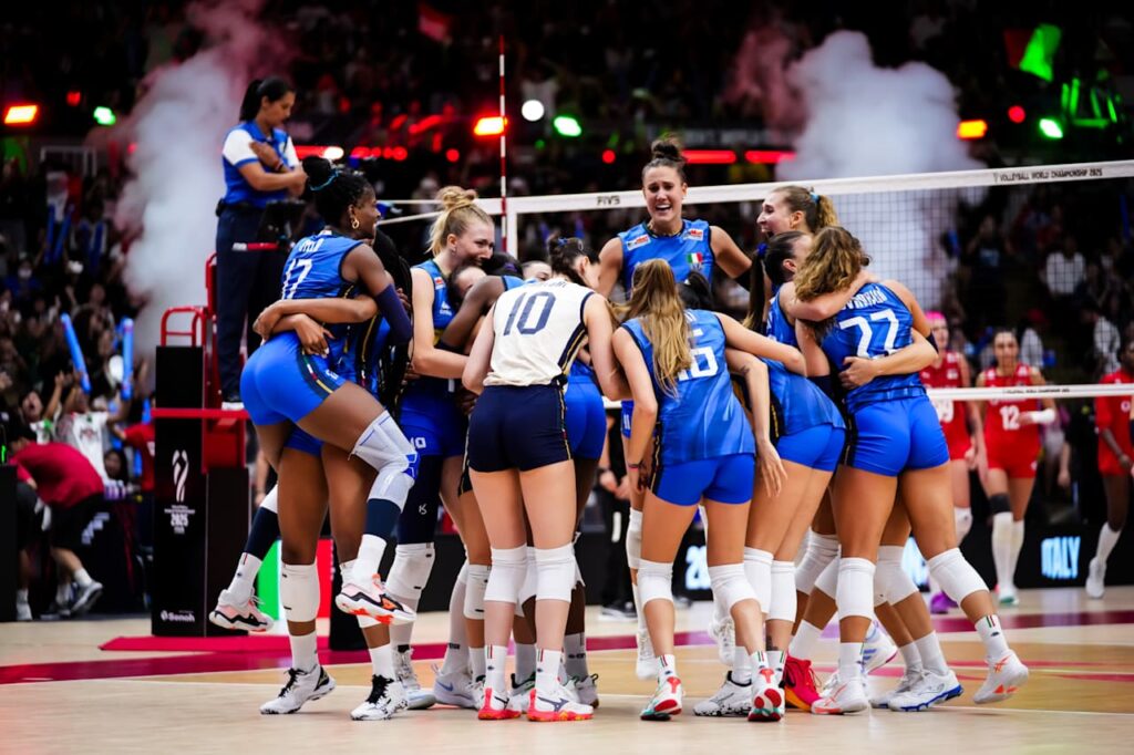 Les joueuses de volley-ball italiennes célèbrent leur victoire face à la Turquie en finale.