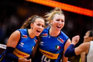 Deux Italiennes célèbrent un point face aux Brésiliennes.