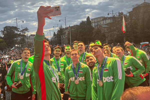 Aleksandar Nikolov immortalise l’instant en selfie avec ses coéquipiers et la foule en toile de fond. (volleybul.official)