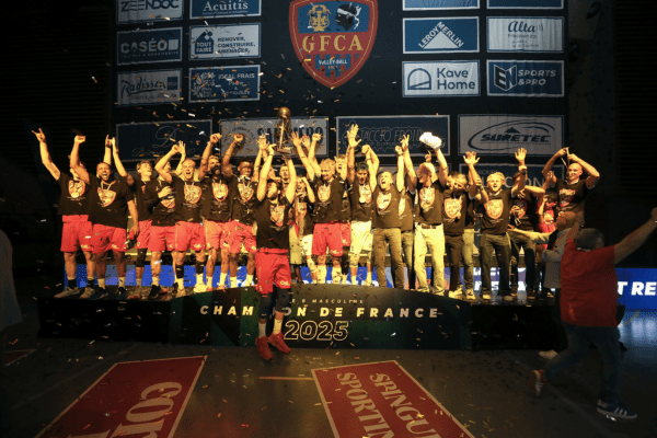 Photo des joueurs d’Ajaccio soulevant le trophée de la LBM lors de la saison 2024/2025. (LNV, Ajaccio)