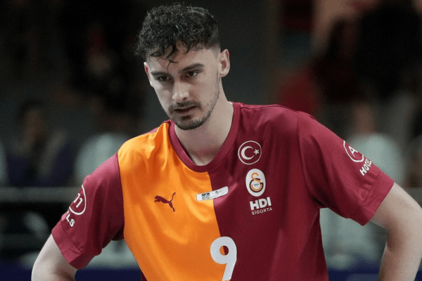 Photo de Jean Patry avec le maillot du Galatasaray. (Volleyballworld)