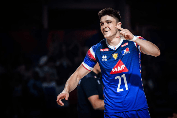 Photo de Théo Faure avec le maillot de l'Equipe de France. (Volleyballworld)