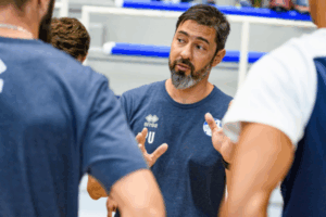 Photo de Pedro Uehara en train de donner des explications. (Saint-Nazaire)