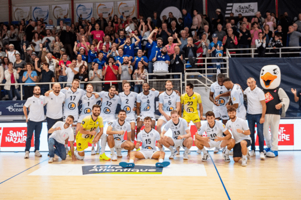 Photo des joueurs de Saint-Nazaire devant la tribune. (SNVBA)