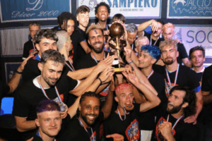 Photo des Ajacciens avec le trophée après leur titre en Ligue B. (GFCA Volley Florent Selvini)