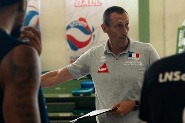 Photo de Frédéric Gibert en train de donner des consignes à ses joueurs (REC Volley)