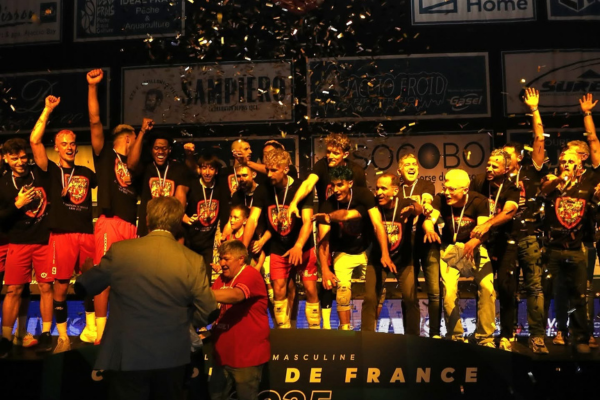 Photo des Ajacciens soulevant le trophée de champion de Ligue B. (GFC Ajaccio)
