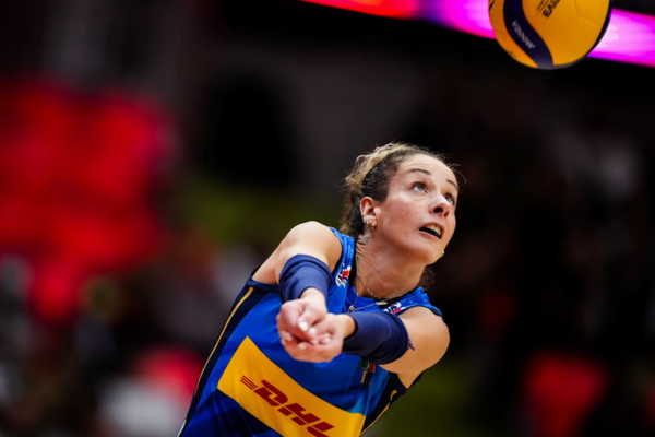 Photo de Monica De Gennaro en réception lors du Mondial face à l’Allemagne. (Volleyballworld)