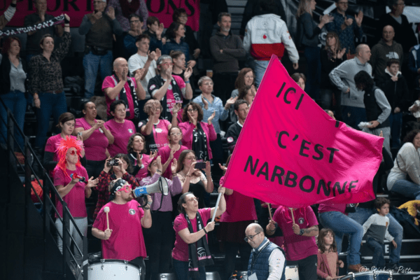 Photo des supporters de Narbonne dans les tribunes, brandissant un drapeau "Ici c’est Narbonne". (Stéphane Patte)