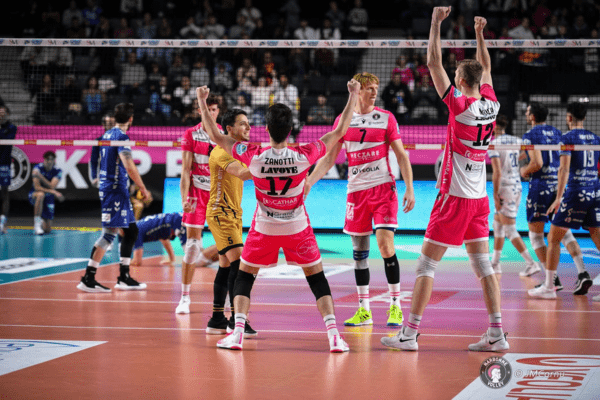 Photo des joueurs narbonnais exultant après avoir gagné un point. (Narbonne Volley : JM Cornu)