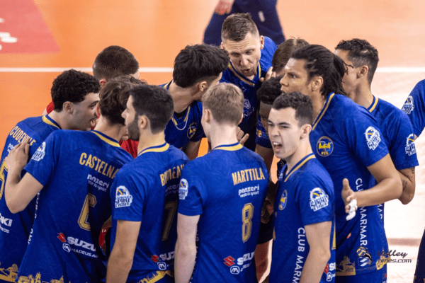 Photo des Niçois réunis à la fin d’un match durant la saison 2024-2025. (Volleytimes)