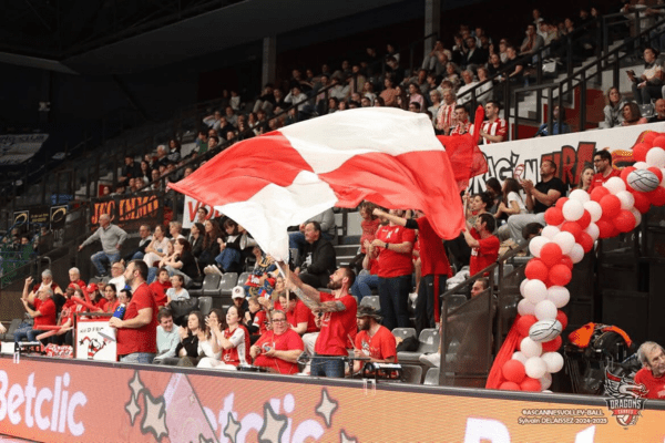 Photo des supporters cannois dans les tribunes. (Sylvain Delaissez)