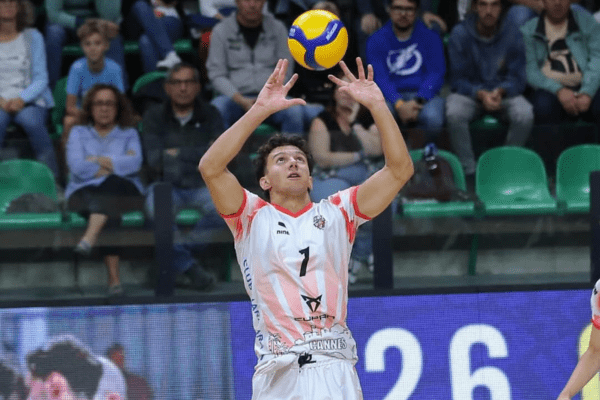 Kellian Motta Paes à la passe lors du match amical contre Cuneo. (Cuneo)