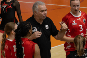 Photo d’Emmanuel Dumortier et de ses joueuses lors d’un temps mort. (LNV)