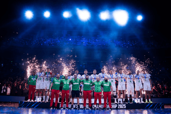 Photo des joueurs bulgares célébrant leur deuxième place sur le podium du Mondial. (Volleyballworld)