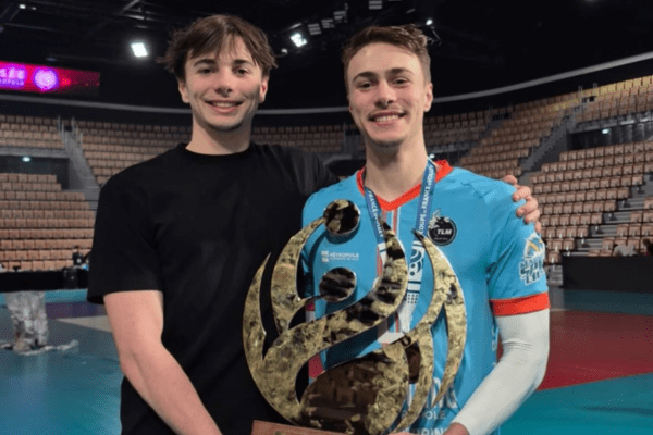 Photo d’Arthur Loubeyre (à gauche) et de Thibault Loubeyre (à droite) avec le trophée de la Coupe de France. (IG)
