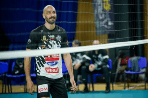 Matey Kaziyski derrière le filet, vêtu du maillot de son club bulgare, le Lokomotiv Avia. (Lokomotiv Avia)