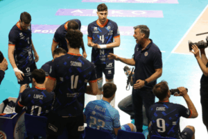 Loïc Le Marrec donne ses consignes à ses joueurs, regroupés autour de lui pendant un temps mort. (LNV - Montpellier Volley)