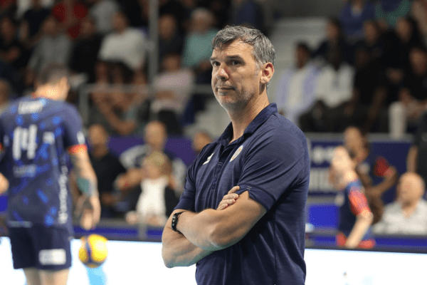 Loïc Le Marrec, bras croisés, en pleine réflexion lors d’un match de Marmara SpikeLigue. (LNV - Montpellier Volley)
