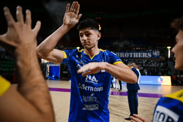 Nathan Feral tape dans la main de ses coéquipiers. (Danilo Ninotto)