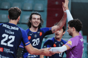Nik Mujanovic, tout sourire, main dans la main avec ses coéquipiers lors d’un match de préparation. (Tours Volleyball- lnm37)
