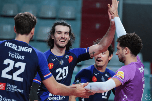 Nik Mujanovic, tout sourire, main dans la main avec ses coéquipiers lors d’un match de préparation. (Tours Volleyball- lnm37)