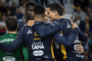 Les joueurs de Verona se rassemblent et s’enlacent brièvement après un point remporté. (LegaVolley)