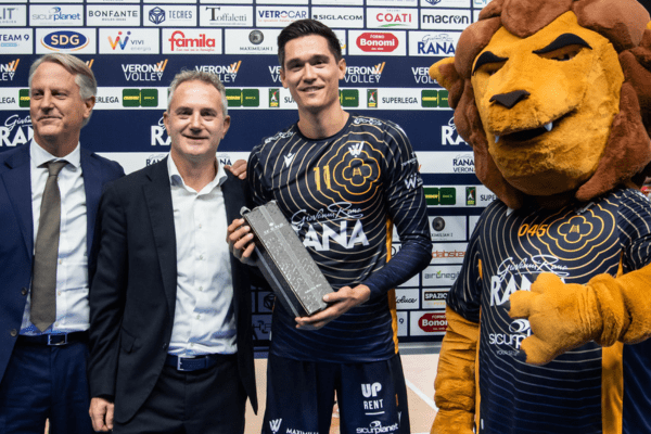 Micah Christenson avec le titre de MVP du match. (LegaVolley)