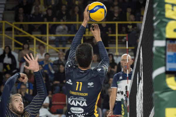 Micah Christenson réalisant une deuxième main. (LegaVolley)
