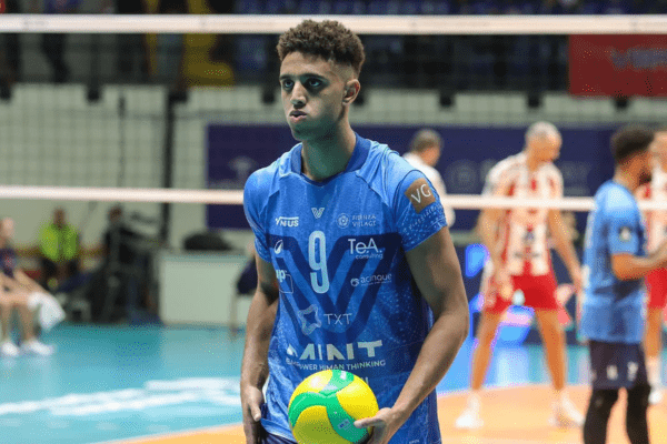 Ibrahim Lawani s'apprête à servir (LegaVolley)