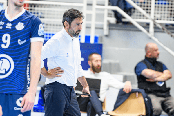 Pedro Uehara (entraîneur de Saint-Nazaire) en pleine réflexion. (LNV - Saint-Nazaire)