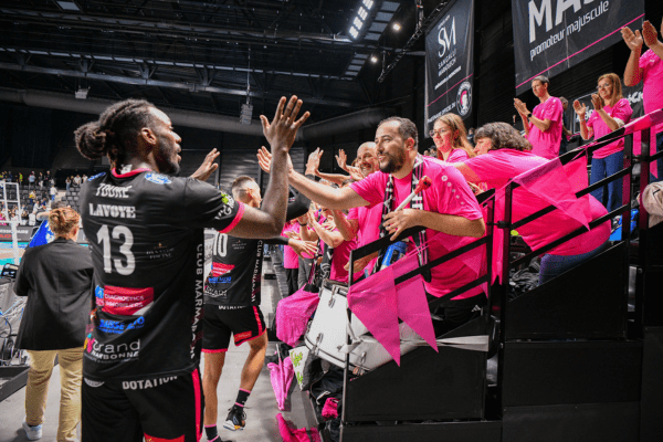 Ibrahim Touré fait le tour du terrain pour saluer les supporters en tapant dans leurs mains. (LNV - Narbonne Volley)