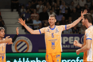 Simon Hirsch, bras levés, célèbre un point montpelliérain. (LNV - Montpellier Volley)
