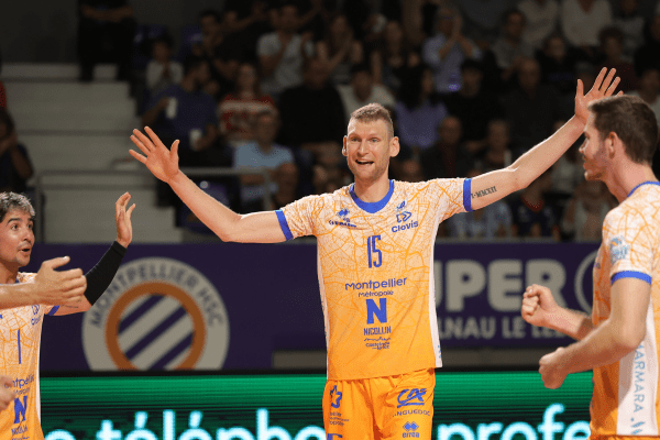 Simon Hirsch, bras levés, célèbre un point montpelliérain. (LNV - Montpellier Volley)