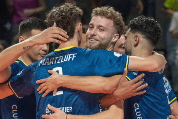 Scène d’enlacement entre Timo Beriot et ses coéquipiers pendant un match amical. (Spacer's de Toulouse)