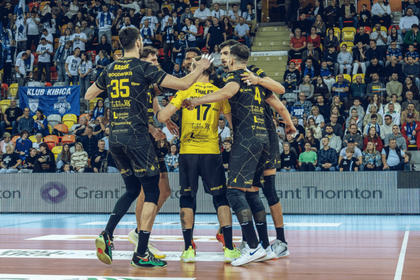 Les joueurs de Lublin se rassemblent au centre de leur moitié de terrain pour célébrer un point. (PlusLiga)