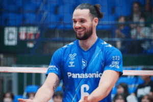 Brizard affiche un large sourire sous les couleurs d’Osaka Bluteon. (Osaka Bluteon)