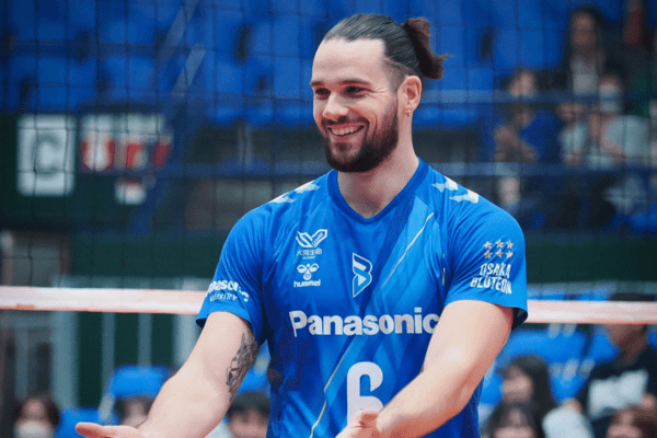 Brizard affiche un large sourire sous les couleurs d’Osaka Bluteon. (Osaka Bluteon)