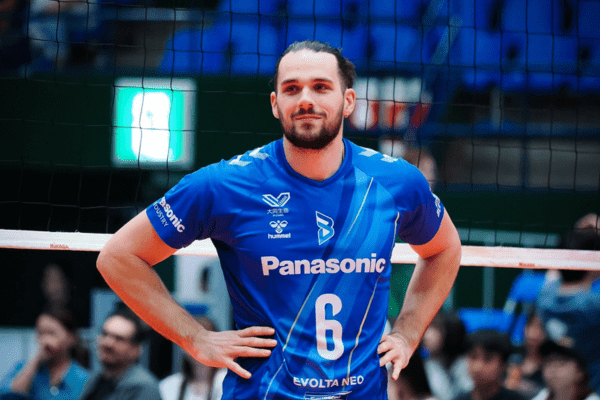 Antoine Brizard, mains sur les hanches, sourire aux lèvres devant le filet. (Osaka Bluteon)