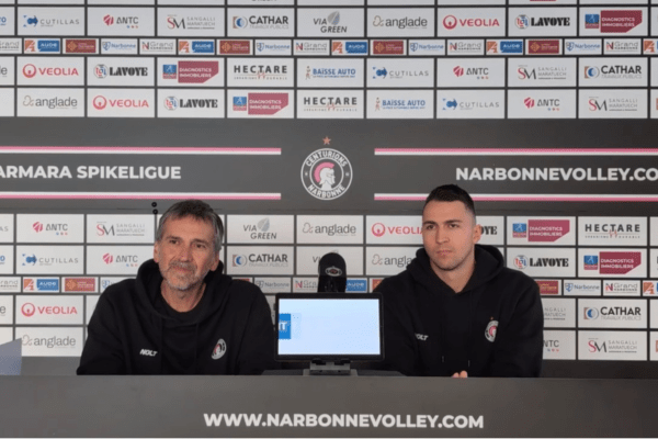À gauche, l’entraîneur de Narbonne, Lorenzo Tubertini, à droite, Thibaut Thoral, lors d’une conférence de presse. (Narbonne Volley)